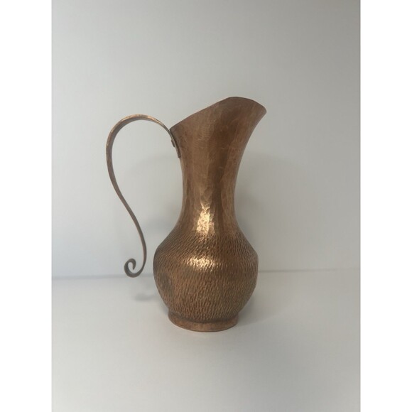 VTG Hand Hammered Copper Pitcher Over 7” Tall scroll handle brutalist style. - Picture 2 of 13